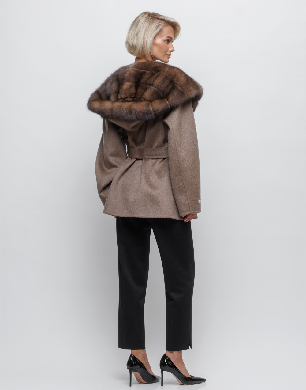 Укороченное кашемировое пальто с капюшоном из меха соболя